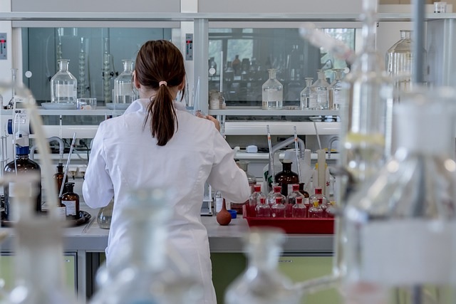 Clinical Research vs Lab Research: What’s the Difference?